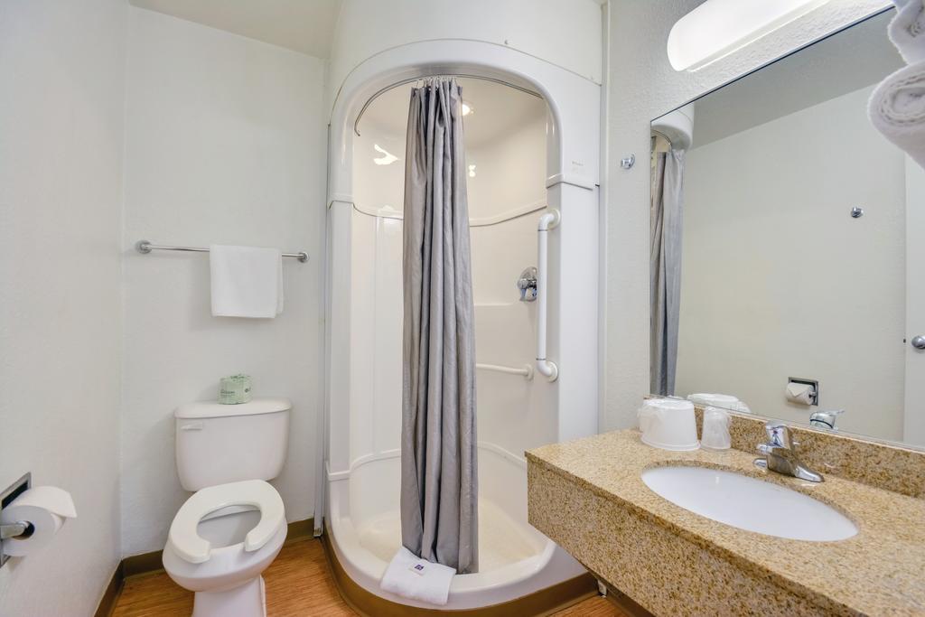 Rodeway Inn Tillmans Corner Szoba fotó