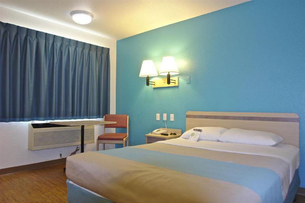 Rodeway Inn Tillmans Corner Szoba fotó